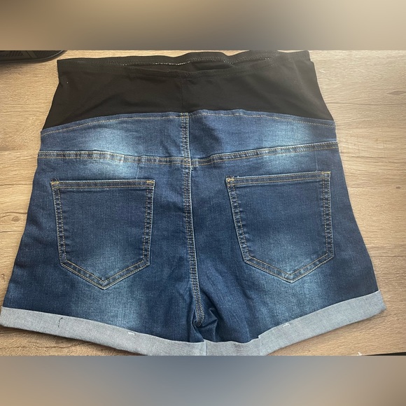 Maternity shorts - Picture 2 of 2